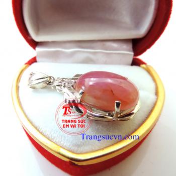 Mặt dây chuyền bạc ruby Mặt dây chuyền nữ được chế tác trên chất liệu chính là: Ruby thiên nhiên, xuất xứ: Lục yên, Việt nam Bạc ta 925 Sản phẩm mặt dây chuyền bạc ruby thiên nhiên. Bán toàn quốc. Giao hàng và thanh toán khi nhận hàng. Tổng trọng lượng: 4