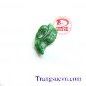 Lá ngọc Jadeite thiên nhiên   Trọng lượng: 5,10 Carat  Kích thước: 21,00 x 12,00 / 2,90 mm