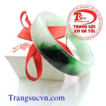 Vòng tay ngọc cẩm thạch thiên nhiên Jadeite Vòng ngọc cẩm thạch thiên nhiên có giấy kiểm định đá quý kèm theo.  Vòng ngọc vuông thiên nhiên Jadeite  Sản phẩm vòng ngọc cẩm thạch bán toàn quốc. Thanh toán khi nhận hàng.  Trọng lượng:  71,33 g  Kích thước: 