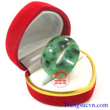 Nhẫn cẩm thạch thiên nhiên   Nhẫn ngọc cẩm thạch thiên nhiên Jadeite dùng đeo tay.  Sản phẩm nhẫn ngọc cẩm thạch thiên nhiên với chất lượng ngọc cẩm thạch thiên nhiên được đảm bảo nhờ  GIẤY KIỂM ĐỊNH ĐÁ QUÝ KÈM THEO SẢN PHẨM.  Bán toàn quốc, Thanh toán an