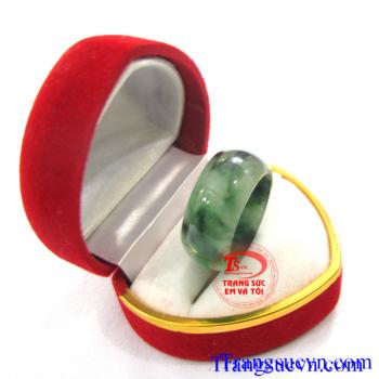 Nhẫn ngọc Jadeite thiên nhiênNhẫn ngọc cẩm thạch thiên nhiên Jadeite dùng đeo tay.  Sản phẩm nhẫn ngọc cẩm thạch thiên nhiên với chất lượng ngọc cẩm thạch thiên nhiên được đảm bảo nhờ  GIẤY KIỂM ĐỊNH ĐÁ QUÝ KÈM THEO SẢN PHẨM.  Bán toàn quốc, Thanh toán an