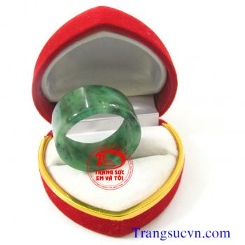 Nhẫn ngọc phỉ thúy vuông Nhẫn ngọc phỉ thúy nam dành cho nam  Trọng lượng: ~ 6,41 g  Kích thước: ~25,50x 20,40 /11,50 mm  Nhẫn ngọc phỉ thúy, nhan ngoc phi thuy   http://trangsucvn.com Hình ảnh: Nhẫn ngọc phỉ thúy    Theo sưu tâm mạng: Giúp máu và khí huy