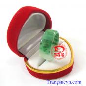 Nhẫn ngọc ngón cái, Nhẫn ngọc phỉ thúy nam dành cho nam  Trọng lượng: ~ 4,72 g  Kích thước: ~26,00x 21,30 /8,80 mm  Nhẫn ngọc phỉ thúy, nhan ngoc phi thuy   http://trangsucvn.com Hình ảnh: Nhẫn ngọc phỉ thúy    Theo sưu tâm mạng: Giúp máu và khí huyết lưu