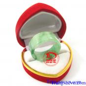 Theo sưu tâm mạng: Giúp máu và khí huyết lưu thông, hút bệnh ra khỏi cơ thể, mang lại nhiều may mắn trong công việc. Đeo nhẫn ngọc phỉ thúy ở ngón giữa còn có tác dụng hóa giải đường hao tài, tránh hao tiền của  Đặc điểm khoáng vật: Công thức : NaAl(Si2O6