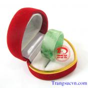 Theo sưu tâm mạng: Giúp máu và khí huyết lưu thông, hút bệnh ra khỏi cơ thể, mang lại nhiều may mắn trong công việc. Đeo nhẫn ngọc phỉ thúy ở ngón giữa còn có tác dụng hóa giải đường hao tài, tránh hao tiền của  Đặc điểm khoáng vật: Công thức : NaAl(Si2O6