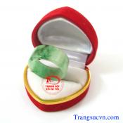 Theo sưu tâm mạng: Giúp máu và khí huyết lưu thông, hút bệnh ra khỏi cơ thể, mang lại nhiều may mắn trong công việc. Đeo nhẫn ngọc phỉ thúy ở ngón giữa còn có tác dụng hóa giải đường hao tài, tránh hao tiền của  Đặc điểm khoáng vật: Công thức : NaAl(Si2O6