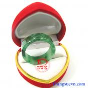  Nhẫn ngọc cẩm thạch thiên nhiên đẹp Nhẫn ngọc phỉ thúy nam dành cho nam  Trọng lượng: ~ 5,08 g  Kích thước: ~26,00 x21,00/9,00 mm  Nhẫn ngọc phỉ thúy, nhan ngoc phi thuy   http://trangsucvn.com Hình ảnh: Nhẫn ngọc phỉ thúy    Theo sưu tâm mạng: Giúp máu 