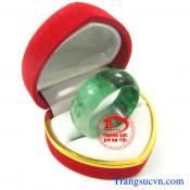 Nhẫn ngọc cẩm thạch Nhẫn ngọc cẩm thạch thiên nhiên đẹp Nhẫn ngọc phỉ thúy nam dành cho nam  Trọng lượng: ~ 7,65 g  Kích thước: ~29,50 x22,00/9,90 mm  Nhẫn ngọc phỉ thúy, nhan ngoc phi thuy   http://trangsucvn.com Hình ảnh: Nhẫn ngọc phỉ thúy    Theo sưu