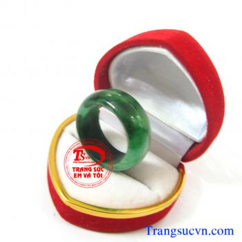 Nhẫn ngọc nam Jadeite  Nhẫn ngọc cẩm thạch thiên nhiên đẹp Nhẫn ngọc phỉ thúy nam dành cho nam  Trọng lượng: ~ 7,94 g  Kích thước lòng: ~19,00 mm  Nhẫn ngọc phỉ thúy, nhan ngoc phi thuy   http://trangsucvn.com Hình ảnh: Nhẫn ngọc phỉ thúy    Theo sưu tâm 