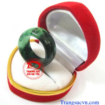  Nhẫn cẩm thạch Jadeite Nhẫn ngọc nam Jadeite  Nhẫn ngọc cẩm thạch thiên nhiên đẹp Nhẫn ngọc phỉ thúy nam dành cho nam  Trọng lượng: ~ 6,46 g  Kích thước lòng: ~19,00 mm  Nhẫn ngọc phỉ thúy, nhan ngoc phi thuy   http://trangsucvn.com Hình ảnh: Nhẫn ngọc p