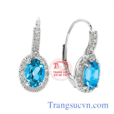 Hoa tai topaz vàng trắng Hoa tai đá topaz , Hoa tai vàng trắng Và gắn đá topaz thiên nhiên với màu xanh đầy ý nghĩa:  Hoa tai vàng trắng Topaz nhưng hiện nay trên thị trường đa số topaz có màu xanh do xử lý bằng phóng xạ phát triển vào   những năm 1970 tá