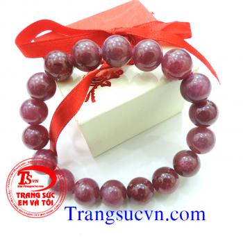  đó có khả năng ngăn ngừa các căn bệnh nặng và tạo cho cơ thể nguồn năng lượng. Người ta cho rằng đá ruby chữa các bệnh về tim, não, làm tăng thêm sức mạnh và trí nhớ của con người. Trong một cuốn sách cổ cúa Nga kể về các loại đá quý có nói về ruby rằng 