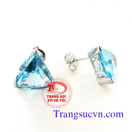 Hoa tai tam giác vàng trắng topaz Hoa tai topaz vàng trắng Hoa tai đá topaz , Hoa tai vàng trắng Và gắn đá topaz thiên nhiên với màu xanh đầy ý nghĩa:  Hoa tai vàng trắng Topaz nhưng hiện nay trên thị trường đa số topaz có màu xanh do xử lý bằng phóng xạ 