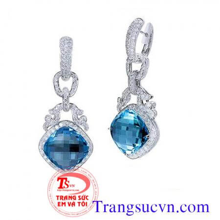 Hoa tai vàng tây đá quý mệnh thủy Hoa tai topaz vàng trắng Hoa tai đá topaz , Hoa tai vàng trắng Và gắn đá topaz thiên nhiên với màu xanh đầy ý nghĩa:  Hoa tai vàng trắng Topaz nhưng hiện nay trên thị trường đa số topaz có màu xanh do xử lý bằng phóng xạ
