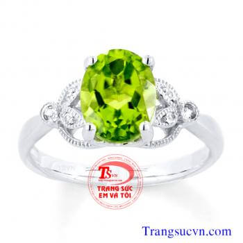 Peridot vàng trắng 10k Nhẫn nữ vàng tây đá peridot Nhẫn nữ vàng trắng Peridot   Nhẫn vàng tây gắn đá Peridot thiên nhiên   Đá Peridot tượng trưng cho tài hùng biện, thuyết phục. Nó tái sinh và cung cấp năng lượng nên được ví như một liều thuốc tăng lực ch