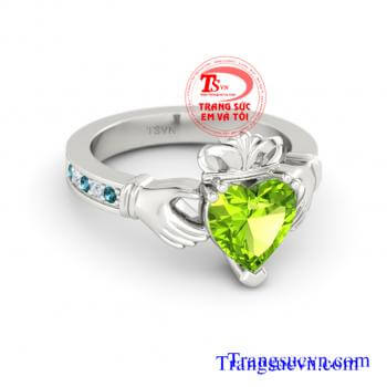 Nhẫn nữ hoàng hậu trái tim Nhẫn nữ vàng tây đá peridot Nhẫn nữ vàng trắng Peridot   Nhẫn vàng tây gắn đá Peridot thiên nhiên   Đá Peridot tượng trưng cho tài hùng biện, thuyết phục. Nó tái sinh và cung cấp năng lượng nên được ví như một liều thuốc tăng lự