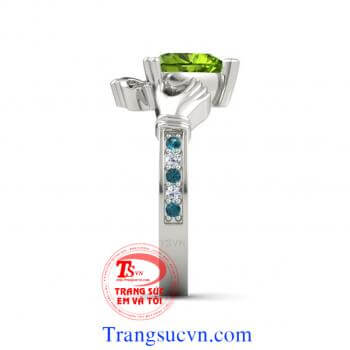 Nhẫn nữ hoàng hậu trái tim Nhẫn nữ vàng tây đá peridot Nhẫn nữ vàng trắng Peridot   Nhẫn vàng tây gắn đá Peridot thiên nhiên   Đá Peridot tượng trưng cho tài hùng biện, thuyết phục. Nó tái sinh và cung cấp năng lượng nên được ví như một liều thuốc tăng lự