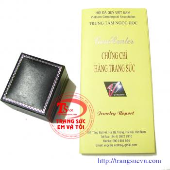 Nhẫn nữ hoàng hậu trái tim Nhẫn nữ vàng tây đá peridot Nhẫn nữ vàng trắng Peridot   Nhẫn vàng tây gắn đá Peridot thiên nhiên   Đá Peridot tượng trưng cho tài hùng biện, thuyết phục. Nó tái sinh và cung cấp năng lượng nên được ví như một liều thuốc tăng lự