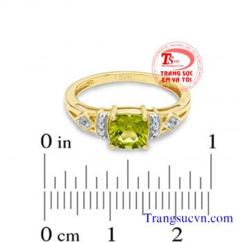 Nhẫn peridot vàng tây 10k Nhẫn nữ vàng tây đá peridot Nhẫn nữ vàng trắng Peridot   Nhẫn vàng tây gắn đá Peridot thiên nhiên   Đá Peridot tượng trưng cho tài hùng biện, thuyết phục. Nó tái sinh và cung cấp năng lượng nên được ví như một liều thuốc tăng lực