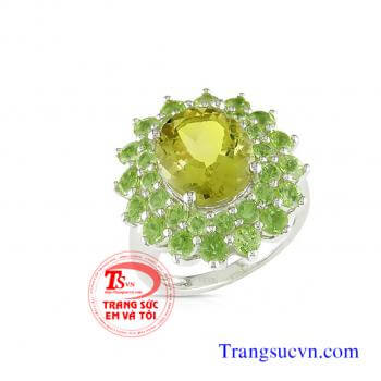 Nhẫn nữ kết đá peridot vàng tây 10k đẹp Nhẫn nữ vàng tây đá peridot Nhẫn nữ vàng trắng Peridot   Nhẫn vàng tây gắn đá Peridot thiên nhiên   Đá Peridot tượng trưng cho tài hùng biện, thuyết phục. Nó tái sinh và cung cấp năng lượng nên được ví như một liều 