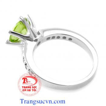Nhẫn nữ đá tròn peridot vàng tây 10k Nhẫn nữ vàng tây đá peridot Nhẫn nữ vàng trắng Peridot   Nhẫn vàng tây gắn đá Peridot thiên nhiên   Đá Peridot tượng trưng cho tài hùng biện, thuyết phục. Nó tái sinh và cung cấp năng lượng nên được ví như một liều thu