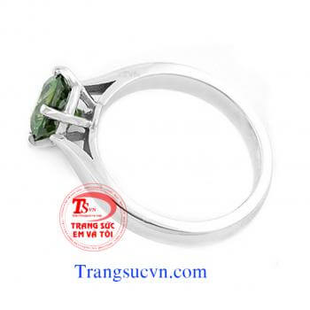Nhẫn vàng đá peridot thiên nhiên Nhẫn nữ vàng tây đá peridot Nhẫn nữ vàng trắng Peridot   Nhẫn vàng tây gắn đá Peridot thiên nhiên   Đá Peridot tượng trưng cho tài hùng biện, thuyết phục. Nó tái sinh và cung cấp năng lượng nên được ví như một liều thuốc t