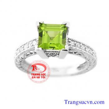Nhẫn peridot vàng trắng vuông đẹp Nhẫn nữ vàng tây đá peridot Nhẫn nữ vàng trắng Peridot   Nhẫn vàng tây gắn đá Peridot thiên nhiên   Đá Peridot tượng trưng cho tài hùng biện, thuyết phục. Nó tái sinh và cung cấp năng lượng nên được ví như một liều thuốc 