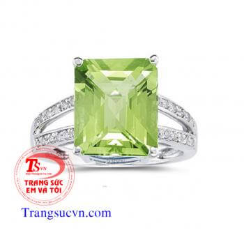 Nhẫn vàng tây vuông đá đẹp Nhẫn nữ vàng tây đá peridot Nhẫn nữ vàng trắng Peridot   Nhẫn vàng tây gắn đá Peridot thiên nhiên   Đá Peridot tượng trưng cho tài hùng biện, thuyết phục. Nó tái sinh và cung cấp năng lượng nên được ví như một liều thuốc tăng lự
