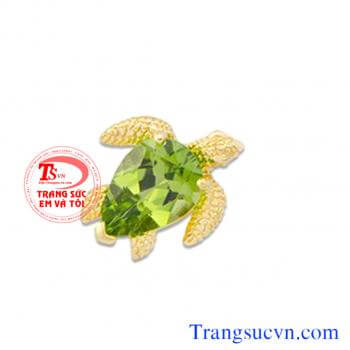 Mặt dây cụ rùa đẹp đá peridot   Đá Peridot tượng trưng cho tài hùng biện, thuyết phục. Nó tái sinh và cung cấp năng lượng nên được ví như một liều thuốc tăng lực cho cả cơ thể, củng cố hệ miễn dịch và ngăn bệnh tái phát, rất tốt cho tim mạch, phổi và thị