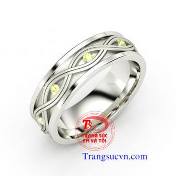 Nhẫn nam perodot  Đá Peridot tượng trưng cho tài hùng biện, thuyết phục. Nó tái sinh và cung cấp năng lượng nên được ví như một liều thuốc tăng lực cho cả cơ thể, củng cố hệ miễn dịch và ngăn bệnh tái phát, rất tốt cho tim mạch, phổi và thị lực.  Người xư