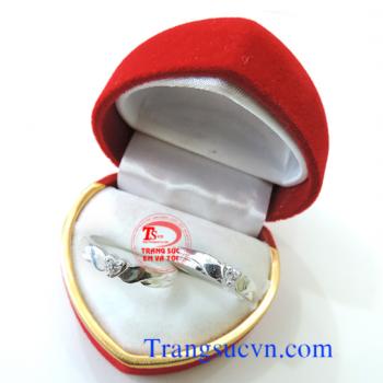 Nhẫn đôi bạc gắn đá trắng Nhẫn đôi bạc ta với giá cả cạnh tranh và chất lượng bảo đảm về mặt đường nét đẹp.  Nhẫn được sửa theo size tay của bạn.  Nhẫn đôi bán toàn quốc,   Thanh toán khi nhận nhẫn trên toàn quốc  Bạn điền đầy đủ thông tin vào phần>  ĐẶT 