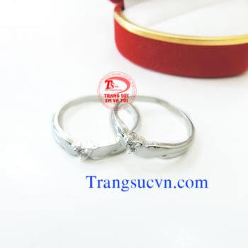 Nhẫn đôi bạc gắn đá trắng Nhẫn đôi bạc ta với giá cả cạnh tranh và chất lượng bảo đảm về mặt đường nét đẹp.  Nhẫn được sửa theo size tay của bạn.  Nhẫn đôi bán toàn quốc,   Thanh toán khi nhận nhẫn trên toàn quốc  Bạn điền đầy đủ thông tin vào phần>  ĐẶT 