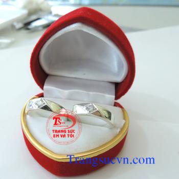 Nhẫn cặp bôi đẹp Nhẫn đôi bạc ta với giá cả cạnh tranh và chất lượng bảo đảm về mặt đường nét đẹp.  Nhẫn được sửa theo size tay của bạn.  Nhẫn đôi bán toàn quốc,   Thanh toán khi nhận nhẫn trên toàn quốc  Bạn điền đầy đủ thông tin vào phần>  ĐẶT MUA NGAY