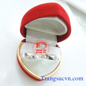 Nhẫn cặp bôi đẹp Nhẫn đôi bạc ta với giá cả cạnh tranh và chất lượng bảo đảm về mặt đường nét đẹp.  Nhẫn được sửa theo size tay của bạn.  Nhẫn đôi bán toàn quốc,   Thanh toán khi nhận nhẫn trên toàn quốc  Bạn điền đầy đủ thông tin vào phần>  ĐẶT MUA NGAY