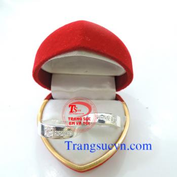 Nhẫn đôi bạc nguyên chất Nhẫn đôi bạc ta với giá cả cạnh tranh và chất lượng bảo đảm về mặt đường nét đẹp.  Nhẫn được sửa theo size tay của bạn.  Nhẫn đôi bán toàn quốc,   Thanh toán khi nhận nhẫn trên toàn quốc  Bạn điền đầy đủ thông tin vào phần>  ĐẶT M