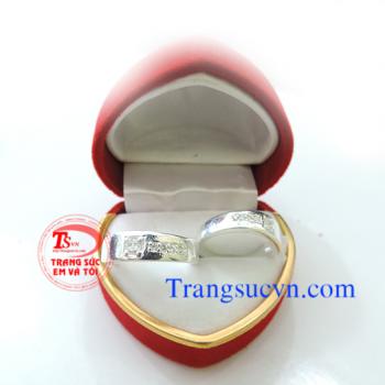 Nhẫn đôi bạc nguyên chất Nhẫn đôi bạc ta với giá cả cạnh tranh và chất lượng bảo đảm về mặt đường nét đẹp.  Nhẫn được sửa theo size tay của bạn.  Nhẫn đôi bán toàn quốc,   Thanh toán khi nhận nhẫn trên toàn quốc  Bạn điền đầy đủ thông tin vào phần>  ĐẶT M