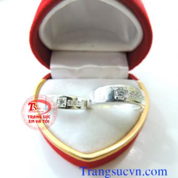 Nhẫn đôi bạc nguyên chất Nhẫn đôi bạc ta với giá cả cạnh tranh và chất lượng bảo đảm về mặt đường nét đẹp.  Nhẫn được sửa theo size tay của bạn.  Nhẫn đôi bán toàn quốc,   Thanh toán khi nhận nhẫn trên toàn quốc  Bạn điền đầy đủ thông tin vào phần>  ĐẶT M