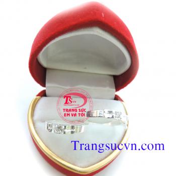 Nhẫn đôi bạc gắn đá trắng Nhẫn đôi bạc ta với giá cả cạnh tranh và chất lượng bảo đảm về mặt đường nét đẹp.  Nhẫn được sửa theo size tay của bạn.  Nhẫn đôi bán toàn quốc,   Thanh toán khi nhận nhẫn trên toàn quốc  Bạn điền đầy đủ thông tin vào phần>  ĐẶT 
