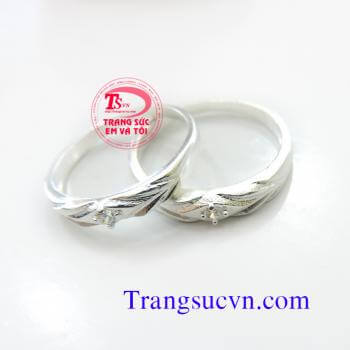 Nhẫn đôi bạc nhẫn cặp Nhẫn đôi bạc ta với giá cả cạnh tranh và chất lượng bảo đảm về mặt đường nét đẹp.  Nhẫn được sửa theo size tay của bạn.  Nhẫn đôi bán toàn quốc,   Thanh toán khi nhận nhẫn trên toàn quốc  Bạn điền đầy đủ thông tin vào phần>  ĐẶT MUA 