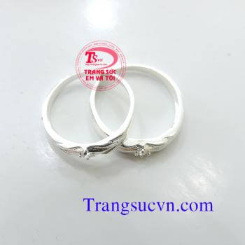 Nhẫn đôi bạc nhẫn cặp Nhẫn đôi bạc ta với giá cả cạnh tranh và chất lượng bảo đảm về mặt đường nét đẹp.  Nhẫn được sửa theo size tay của bạn.  Nhẫn đôi bán toàn quốc,   Thanh toán khi nhận nhẫn trên toàn quốc  Bạn điền đầy đủ thông tin vào phần>  ĐẶT MUA 