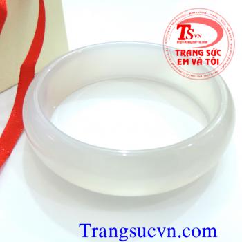 Vòng mã não trắng   Kích thước: ~ 72,50 x58,00/17,00 mm  Màu sắc: Trắng đục   Kiểu chế tác: Vòng tay/ Lá hẹ