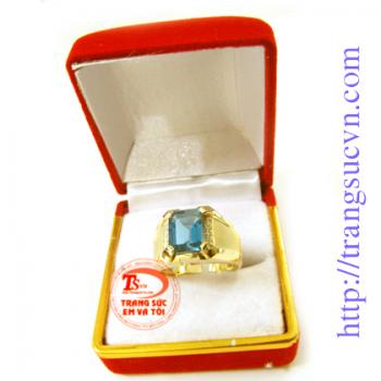 Nhẫn nam chế tác kiểu đơn giản và góc cạnh làm tôn lên sự nam tính và mạnh mẽ của đá topaz