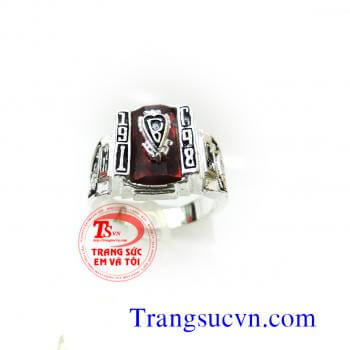 Nhẫn mỹ dành cho nam được chế tác tinh tế với nhiều họa tiết hoa văn cùng chữ logo với chất liệu bạc thái 92,5 % Bạc nguyên chất. Sản phẩm được xi mạ một lớp keo màu đen làm điểm nhấn cho sản phẩm nhẫn mỹ là nét đặc trưng của nhẫn mỹ nam bạc. Loại sản phẩ