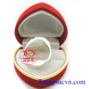 Nhẫn mỹ dành cho nam được chế tác tinh tế với nhiều họa tiết hoa văn cùng chữ logo với chất liệu bạc thái 92,5 % Bạc nguyên chất. Sản phẩm được xi mạ một lớp keo màu đen làm điểm nhấn cho sản phẩm nhẫn mỹ là nét đặc trưng của nhẫn mỹ nam bạc. Loại sản phẩ