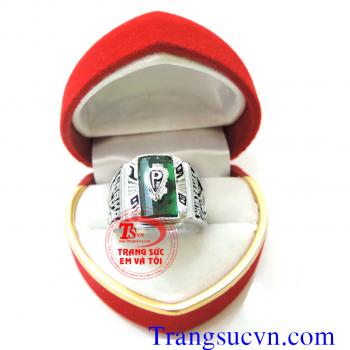 Nhẫn mỹ dành cho nam được chế tác tinh tế với nhiều họa tiết hoa văn cùng chữ logo với chất liệu bạc thái 92,5 % Bạc nguyên chất. Sản phẩm được xi mạ một lớp keo màu đen làm điểm nhấn cho sản phẩm nhẫn mỹ là nét đặc trưng của nhẫn mỹ nam bạc. Loại sản phẩ
