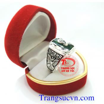 Nhẫn mỹ dành cho nam được chế tác tinh tế với nhiều họa tiết hoa văn cùng chữ logo với chất liệu bạc thái 92,5 % Bạc nguyên chất. Sản phẩm được xi mạ một lớp keo màu đen làm điểm nhấn cho sản phẩm nhẫn mỹ là nét đặc trưng của nhẫn mỹ nam bạc. Loại sản phẩ