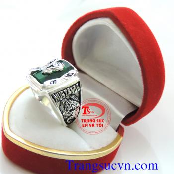 Nhẫn mỹ dành cho nam được chế tác tinh tế với nhiều họa tiết hoa văn cùng chữ logo với chất liệu bạc thái 92,5 % Bạc nguyên chất. Sản phẩm được xi mạ một lớp keo màu đen làm điểm nhấn cho sản phẩm nhẫn mỹ là nét đặc trưng của nhẫn mỹ nam bạc. Loại sản phẩ