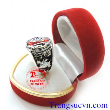 Nhẫn mỹ dành cho nam được chế tác tinh tế với nhiều họa tiết hoa văn cùng chữ logo với chất liệu bạc thái 92,5 % Bạc nguyên chất. Sản phẩm được xi mạ một lớp keo màu đen làm điểm nhấn cho sản phẩm nhẫn mỹ là nét đặc trưng của nhẫn mỹ nam bạc. Loại sản phẩ