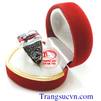 Nhẫn mỹ cho nam Nhẫn mỹ dành cho nam được chế tác tinh tế với nhiều họa tiết hoa văn cùng chữ logo với chất liệu bạc thái 92,5 % Bạc nguyên chất. Sản phẩm được xi mạ một lớp keo màu đen làm điểm nhấn cho sản phẩm nhẫn mỹ là nét đặc trưng của nhẫn mỹ nam
