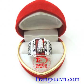 Nhẫn mỹ cho nam Nhẫn mỹ dành cho nam được chế tác tinh tế với nhiều họa tiết hoa văn cùng chữ logo với chất liệu bạc thái 92,5 % Bạc nguyên chất. Sản phẩm được xi mạ một lớp keo màu đen làm điểm nhấn cho sản phẩm nhẫn mỹ là nét đặc trưng của nhẫn mỹ nam